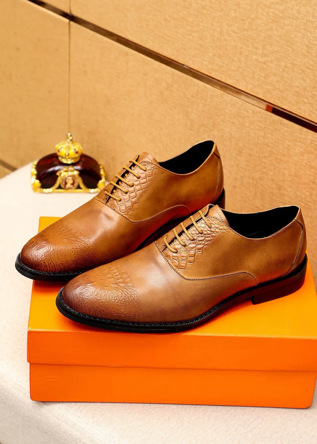 Men's shoes 💰460 💐 Product trademark: HERMES "Hermès" business leather shoes Regular size: 38-44 (45🉑️customized) Product materials: Selected imported first-layer calfskin upper, imported water-dyed 🐂 cowhide lining. Strong three-dimensional visual effect, non-slip and wear-resistant combination outsole Color: 2⃣️colors available